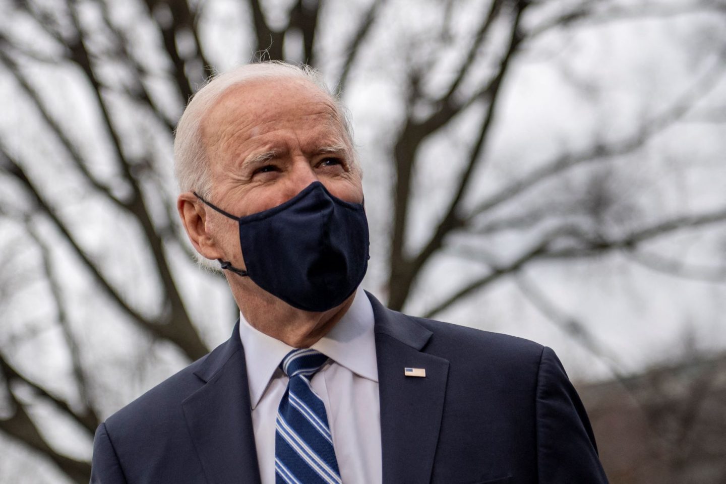 O presidente Joe Biden no jardim da Casa Branca: pedido de ONGs para negociação com Bolsonaro ser precedida por redução do desmatamento e fim de agenda contra meio ambiente (Foto: Eric Baradat/AFP - 16/03/2021)