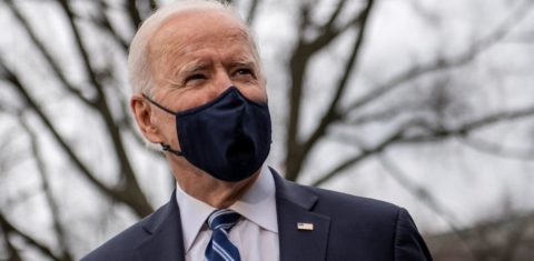 O presidente Joe Biden no jardim da Casa Branca: pedido de ONGs para negociação com Bolsonaro ser precedida por redução do desmatamento e fim de agenda contra meio ambiente (Foto: Eric Baradat/AFP - 16/03/2021)