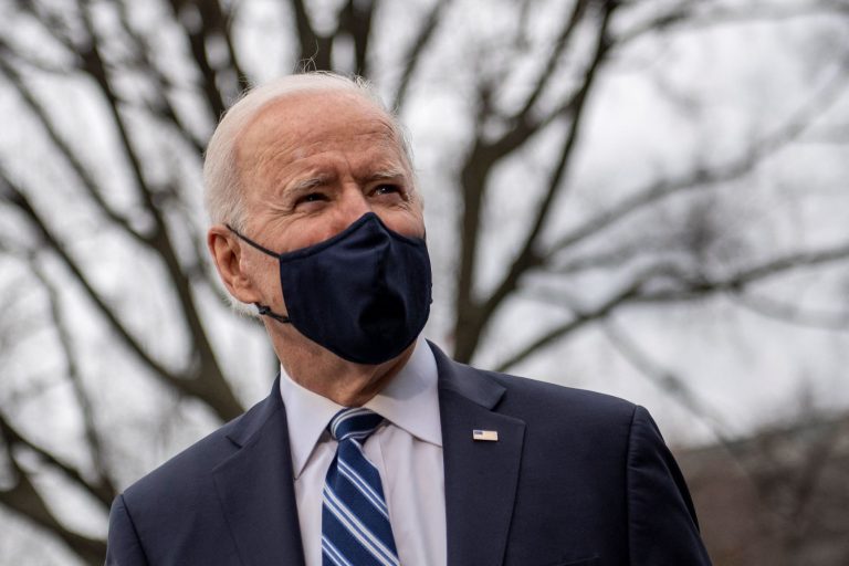 O presidente Joe Biden no jardim da Casa Branca: pedido de ONGs para negociação com Bolsonaro ser precedida por redução do desmatamento e fim de agenda contra meio ambiente (Foto: Eric Baradat/AFP - 16/03/2021)