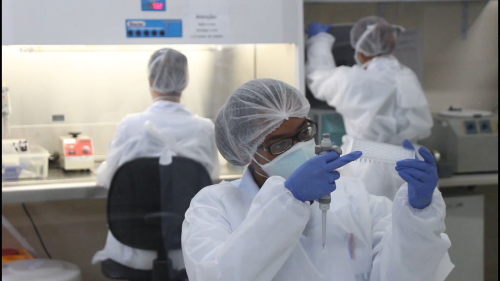 Laboratório da Faculdade de Medicina da UFMG: pesquisadores descobrem nova variante do coronavírus em Minas (Foto: Divulgação/UFMG)