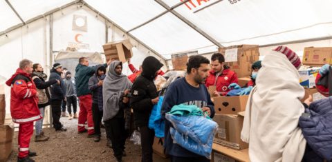 Refugiados recebem mantimentos em campo na Rota dos Balcão, na fronteira entre Bósnia e Croácia: situação desesperado com frio abaixo de zero (Foto Matteo Placucci / Hans Lucas / AFP)