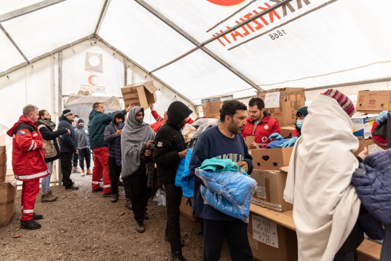 Refugiados recebem mantimentos em campo na Rota dos Balcão, na fronteira entre Bósnia e Croácia: situação desesperado com frio abaixo de zero (Foto Matteo Placucci / Hans Lucas / AFP)