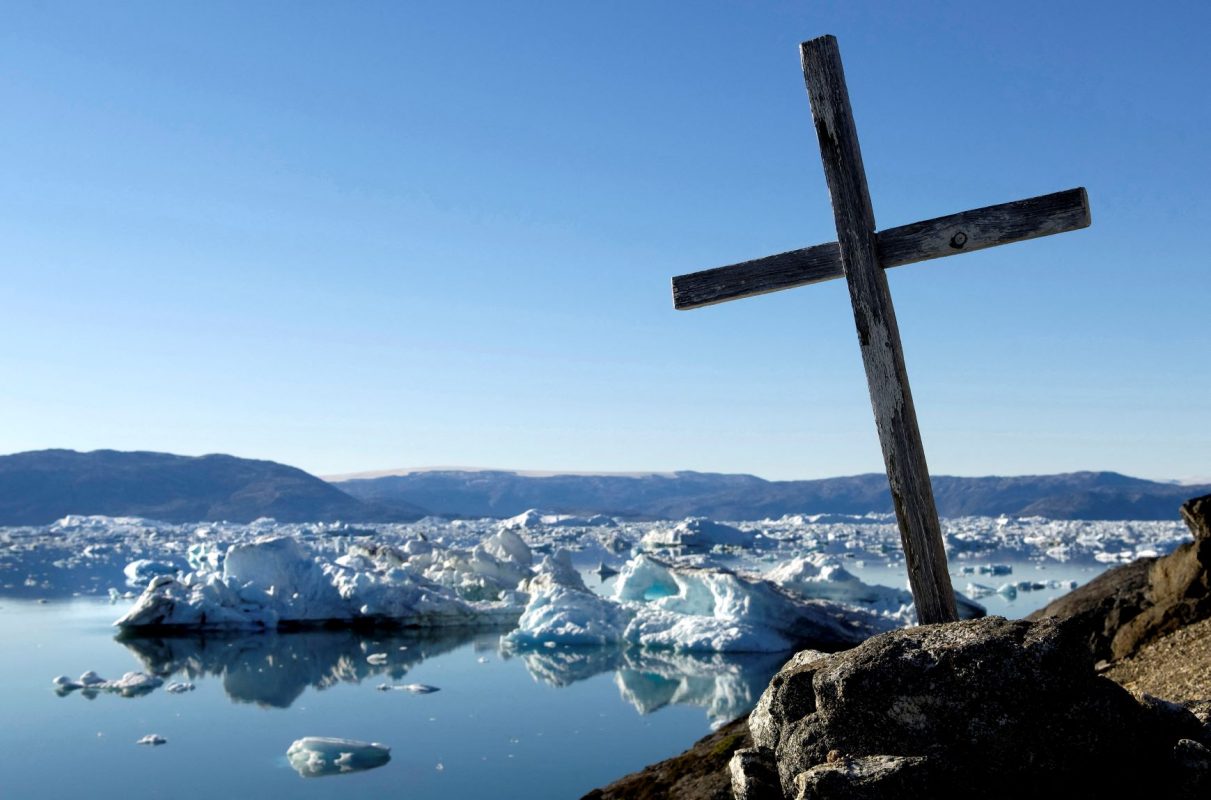 Cruz à beira do Oceano Ártico, no leste da Groenlândia: perda de toneladas de gelo provoca aumento do nível dos mares (Foto: Philippe Roy / Aureimage / AFP - 05/07/2020)
