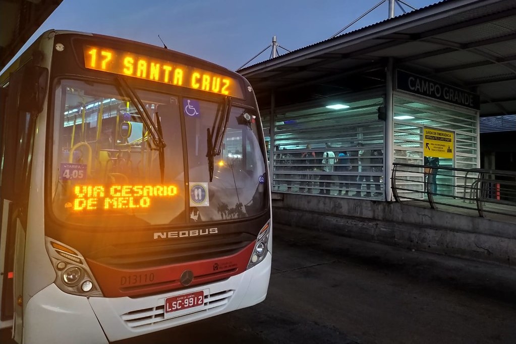 Ônibus na Zona Oeste do Rio: pelo menos 37 linhas desapareceram no Rio durante a pandemia (Foto: Nelson Perez/Prefeitura do Rio)