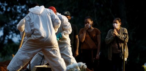 Parentes acompanham sepultamento de vítima da covid-19 em São Paulo: sem o censo, Brasil sabe cada vez menos sobre os brasileiros vivos, enquanto conta o número de mortos (Foto: Miguel Schincariol/AFP - 17/04/2021)
