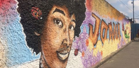 Painel na Estação Coelho da Rocha, na Baixada, lembrando a universitária Joana Bonifácio, arrastada por trem: negros são maioria entre mortos na linha férrea (Foto: Casa Fluminense - 24/04/2018)