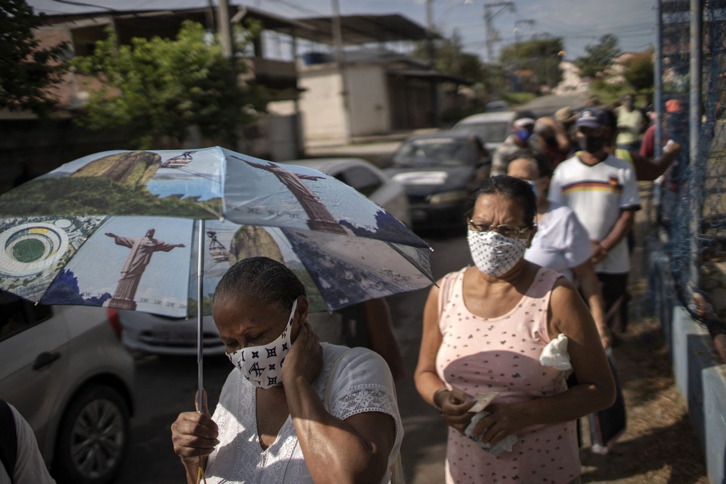 Fila para vacinação em Caxias, no Rio de Janeiro. Sem as informações do Censo Demográfico, país tem dificuldades até de estimar o número de brasileiros a serem vacinados. Foto Mauro Pimentel/AFP. Abril/2021