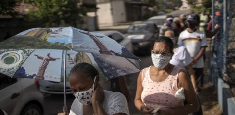 Fila para vacinação em Caxias, no Rio de Janeiro. Sem as informações do Censo Demográfico, país tem dificuldades até de estimar o número de brasileiros a serem vacinados. Foto Mauro Pimentel/AFP. Abril/2021