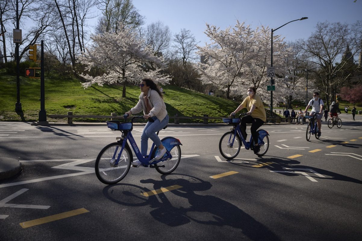 Caminho sustentável: ciclistas passeiam ao redor do Central Park, em Nova York. Foto Ed Jones/AFP. Abril/2021