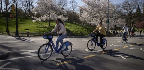 Caminho sustentável: ciclistas passeiam ao redor do Central Park, em Nova York. Foto Ed Jones/AFP. Abril/2021