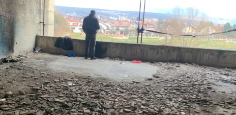 Homem observa a paisagem de um andar em escombros no Dom: prédio abandonado desde a guerra. Foto Dennis Castiglione