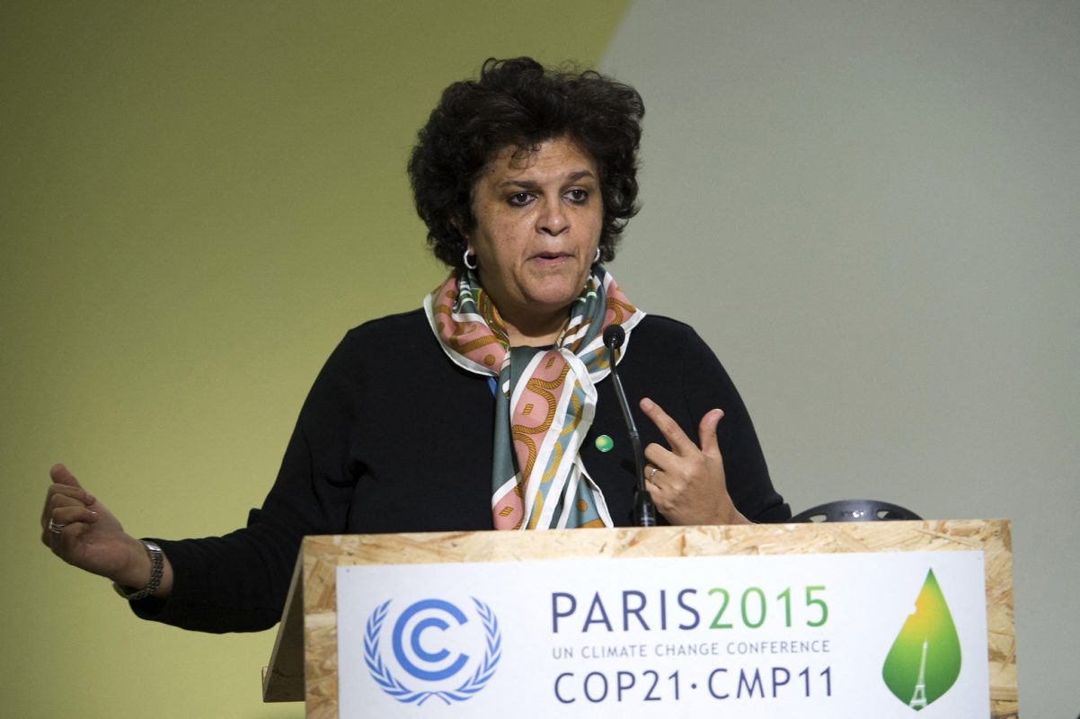 A ex-ministra do Meio Ambiente Izabella Teixeira discursa na COP21, em dezembro de 2015, em Paris. Foto Miguel Medina/AFP. Dezembro/2015