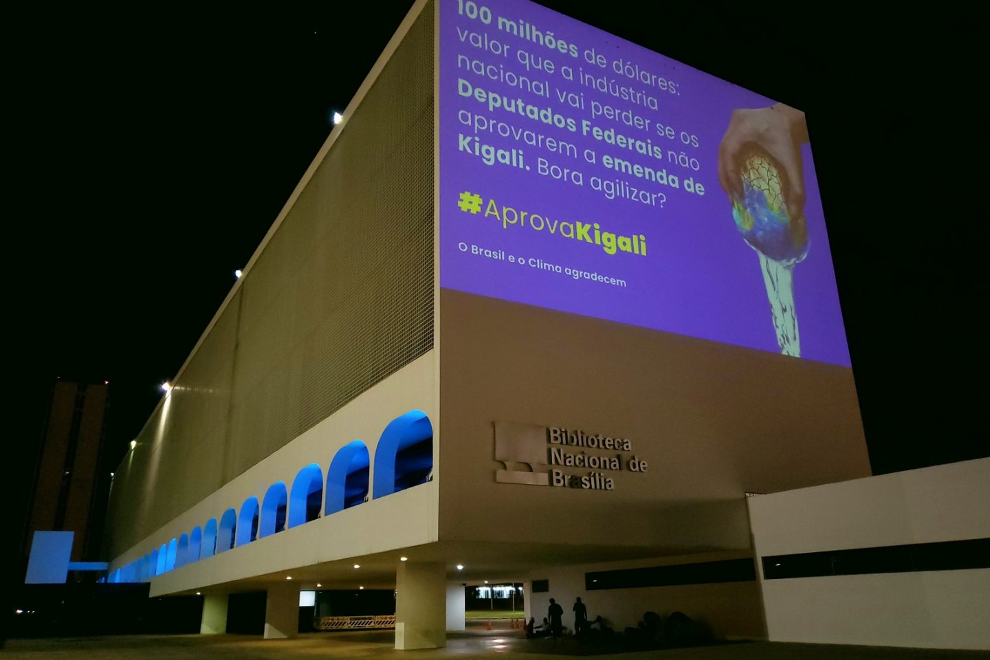 Organizações da Sociedade Civil fazem projeção na Biblioteca Nacional, em Brasília, em favor da aprovação da Emenda Kigali. Foto Divulgação/Idec