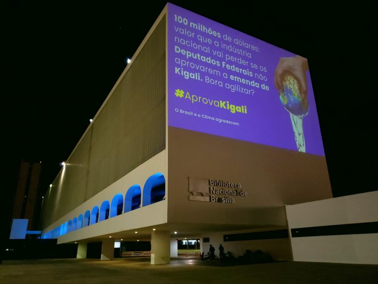 Organizações da Sociedade Civil fazem projeção na Biblioteca Nacional, em Brasília, em favor da aprovação da Emenda Kigali. Foto Divulgação/Idec