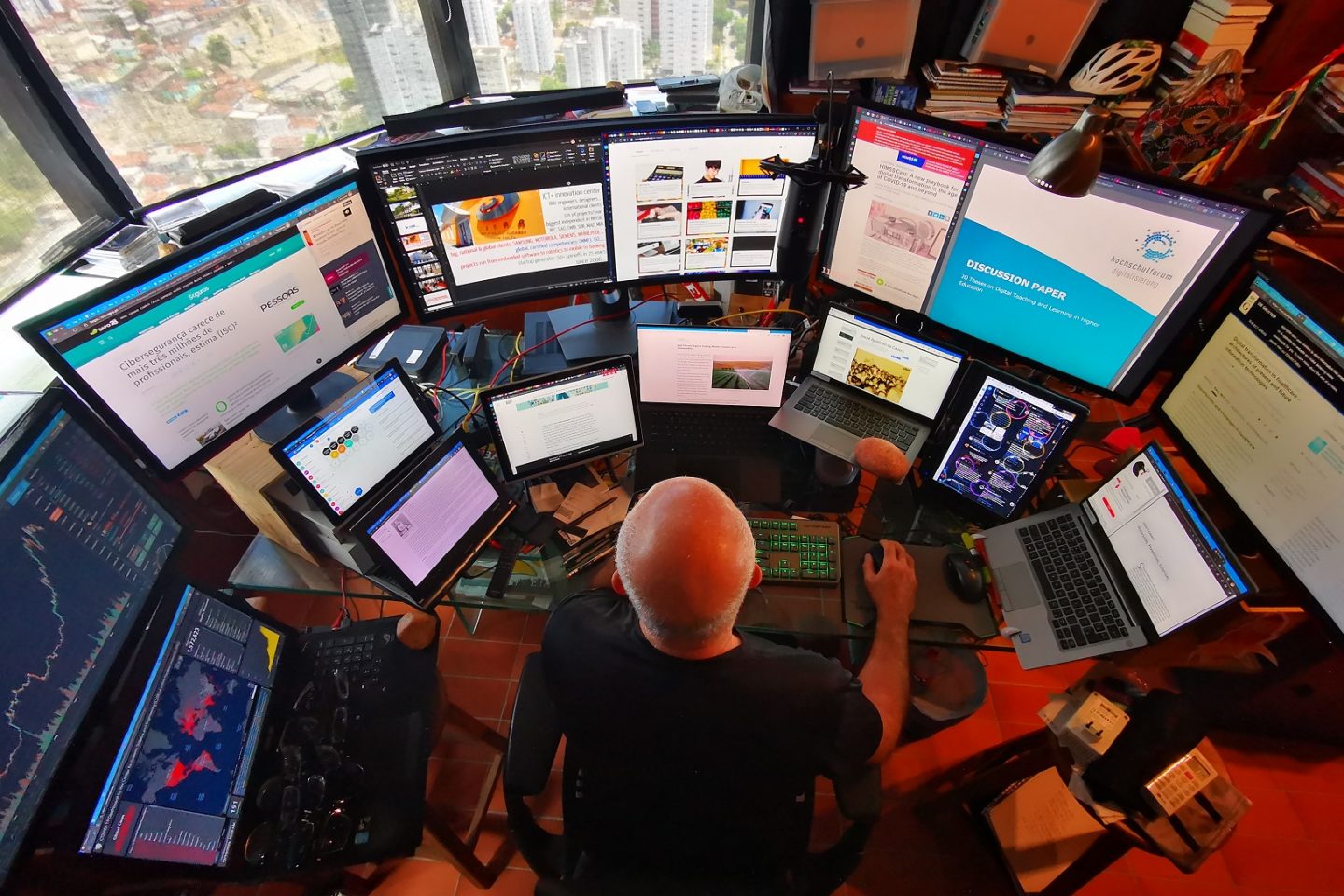 Silvio Meira em sua estação de trabalho, no Recife: pesquisador, pensador e tocador de alfaia em blocos de Maracatu. Foto Arquivo Pessoal