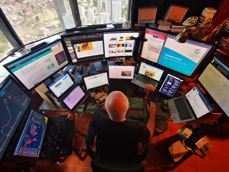 Silvio Meira em sua estação de trabalho, no Recife: pesquisador, pensador e tocador de alfaia em blocos de Maracatu. Foto Arquivo Pessoal
