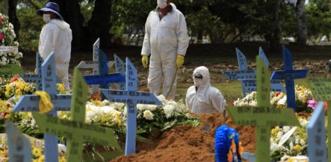 O trabalho dos coveiros no funeral de uma das vítimas da covid-19 no cemitério de Nossa Senhora Aparecida, em Manaus, no Amazonas. Foto Marcio James/AFP. Janeiro/2021