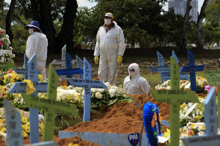 O trabalho dos coveiros no funeral de uma das vítimas da covid-19 no cemitério de Nossa Senhora Aparecida, em Manaus, no Amazonas. Foto Marcio James/AFP. Janeiro/2021
