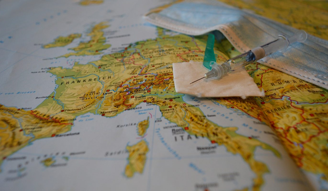 Turismo de vacina: máscara e seringa em cima de um mapa da Europa