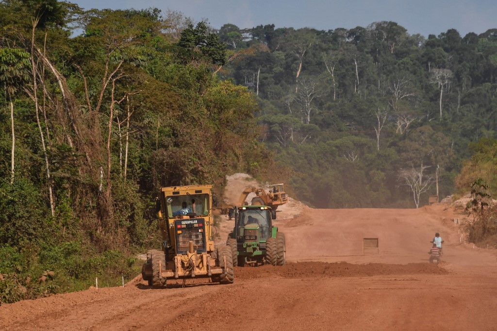 Obras na Rodovia Transamazônica (BR-230), perto de Itaituba, no Pará: com projeto aprovado na Câmara amplicação e pavimentação de estradas já existentes poderão ser realizadas sem licenciamento ambiental (Foto: Nelson Almeida / AFP - 24/09/2019)