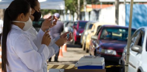 Enfermeiras preparam doses da vacina contra a covid-19 da AstraZeneca no município mineiro de Paraisópolis: falta de efeitos colaterais não é falta de proteção (Foto: Mauricio Camargo/ NurPhoto / AFP - 14/04/2021)