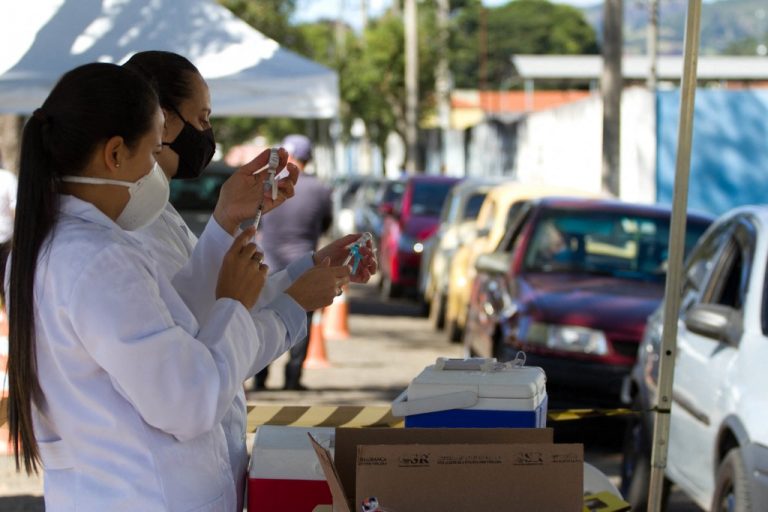 Enfermeiras preparam doses da vacina contra a covid-19 da AstraZeneca no município mineiro de Paraisópolis: falta de efeitos colaterais não é falta de proteção (Foto: Mauricio Camargo/ NurPhoto / AFP - 14/04/2021)