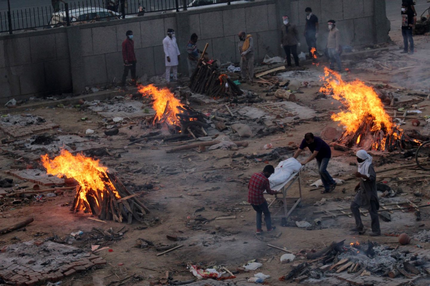 Área de cremação coletiva de vítimas da covid-19 em Nova Delhi, Índia: elixires de urina de vaca e produtos à base de ervas divulgados como remédios contra o coronavírus (Foto: Mayank Makhija / NurPhoto / AFP - 01/05/2021)