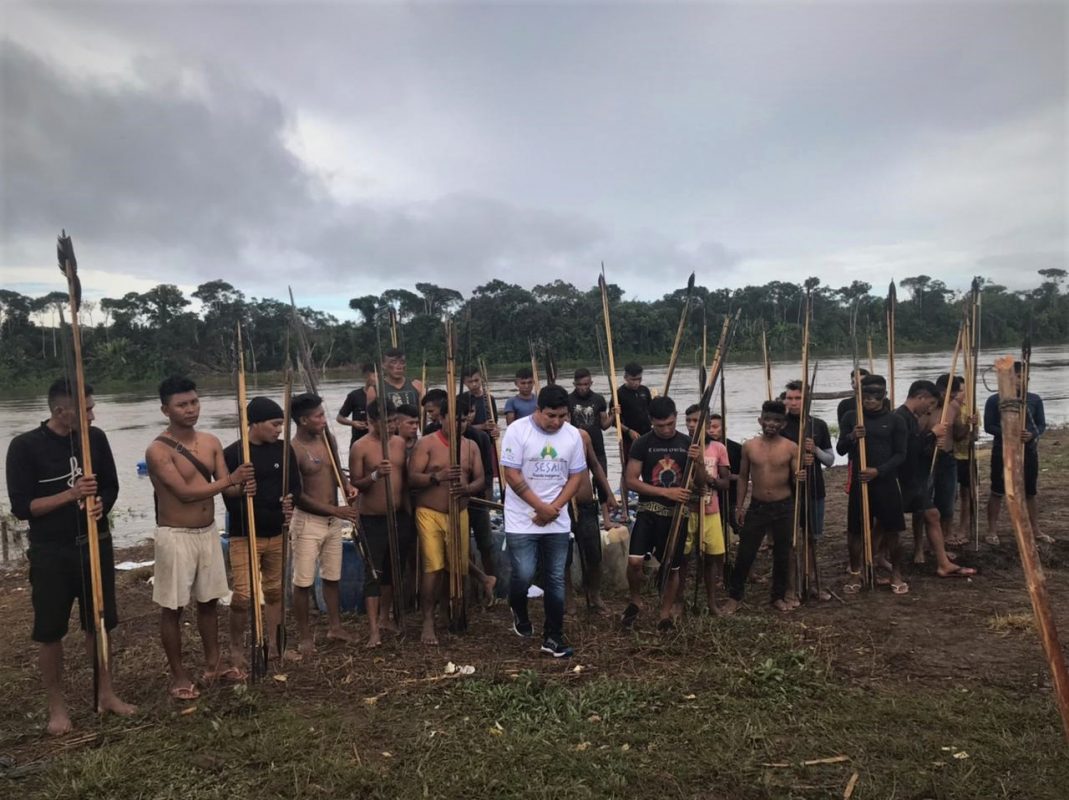 Indígenas Yanomami, da aldeia Palimiú, reúnem-se com presidente da Considi-Y, Junior Hekurari, para contar como foi o ataque (Foto: Divulgação Condisi-Y)