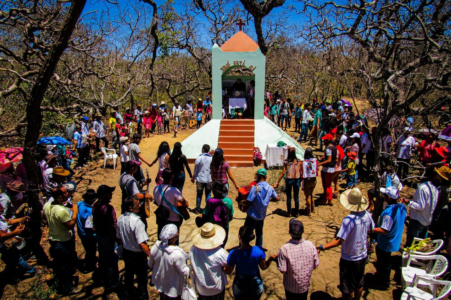 Comunidades reunidas em volta do Santuário de São Francisco de Assis, na Chapada do Areião, durante uma das mais tradicionais romarias da região. Foto Valdir Dias