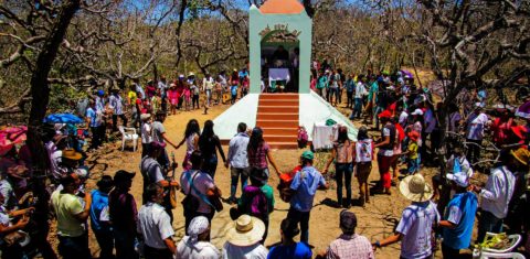 Comunidades reunidas em volta do Santuário de São Francisco de Assis, na Chapada do Areião, durante uma das mais tradicionais romarias da região. Foto Valdir Dias