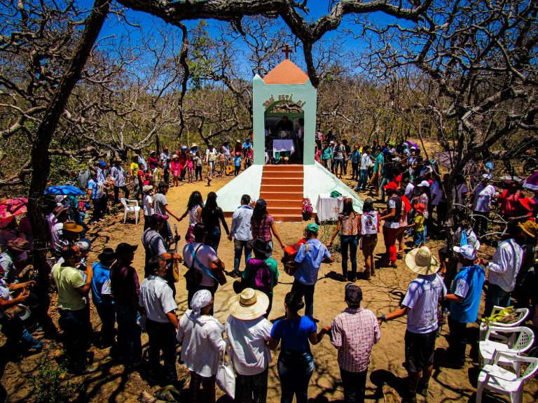 Comunidades reunidas em volta do Santuário de São Francisco de Assis, na Chapada do Areião, durante uma das mais tradicionais romarias da região. Foto Valdir Dias