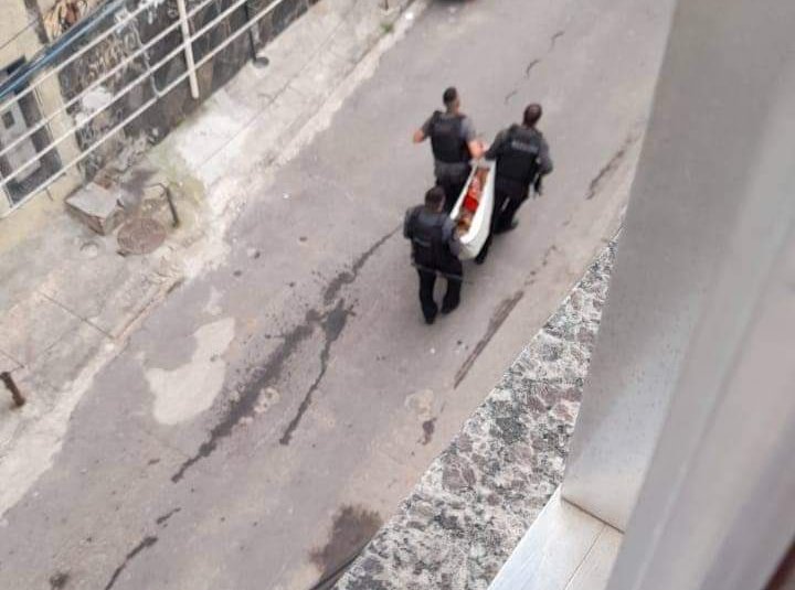 Policiais carregam um dos mortos na chacina. Reprodução do Twitter