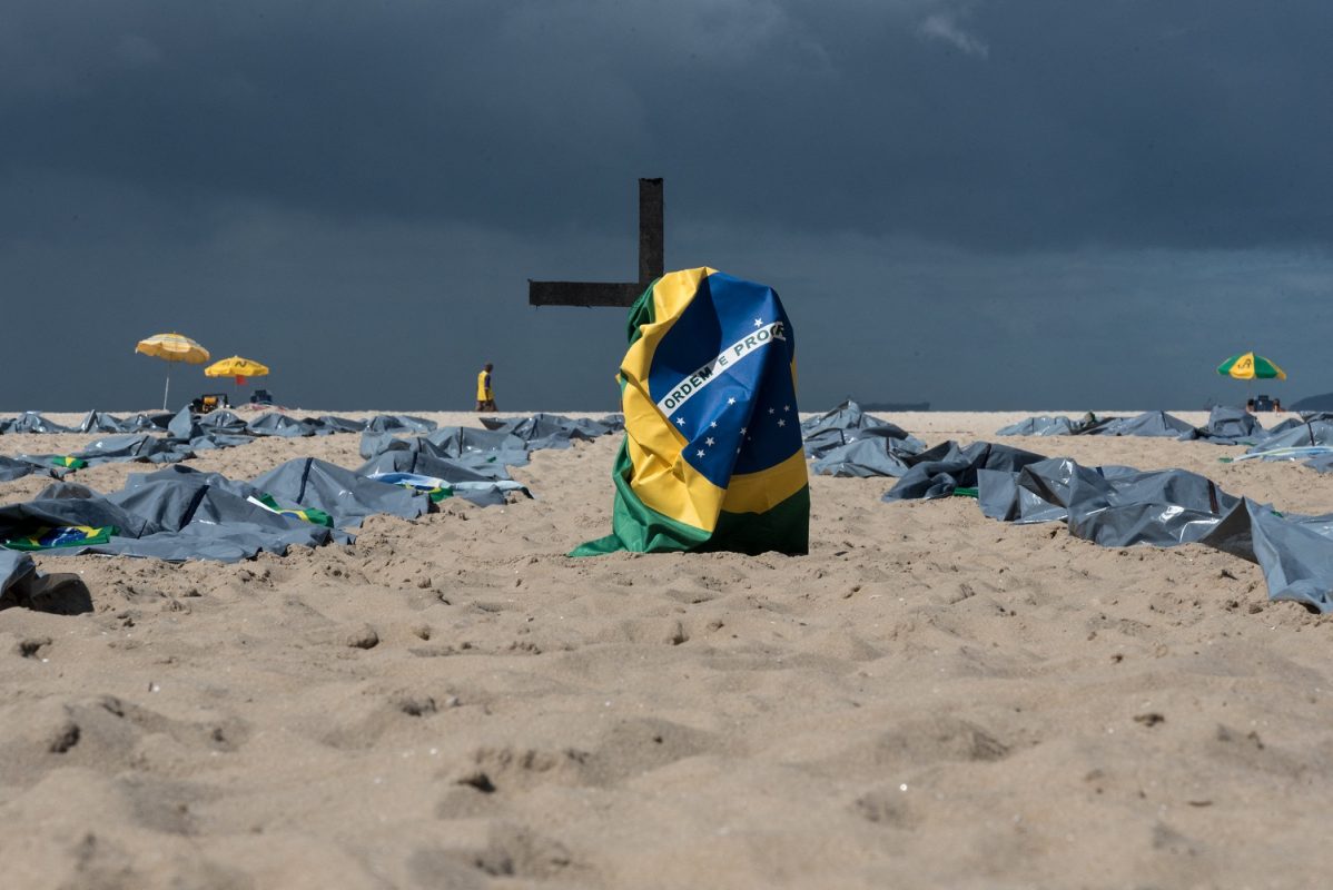 Em homenagem aos mortos pela covid-19, a ONG Rio de Paz espalhou bandeiras e sacos na praia de Copacabana. Foto Barbara Dias/AGIF/AFP. Maio/2021