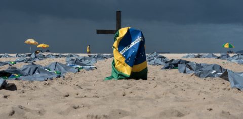 Em homenagem aos mortos pela covid-19, a ONG Rio de Paz espalhou bandeiras e sacos na praia de Copacabana. Foto Barbara Dias/AGIF/AFP. Maio/2021
