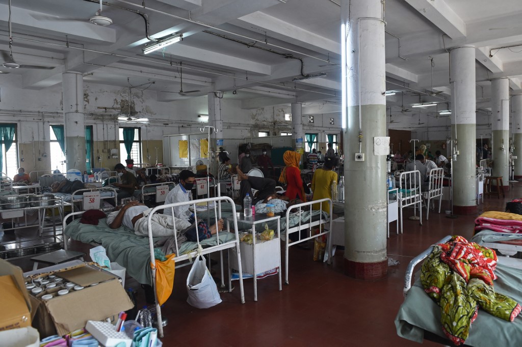 Ala de hospital em Ahmedabad, na Índia, com pacientes infectados com o fungo causador da mucormicose: vítimas de covid-19, com organismo debilitado, contraem mais a doença (Foto: Sam Panthaky / AFP - 23/05/2021)