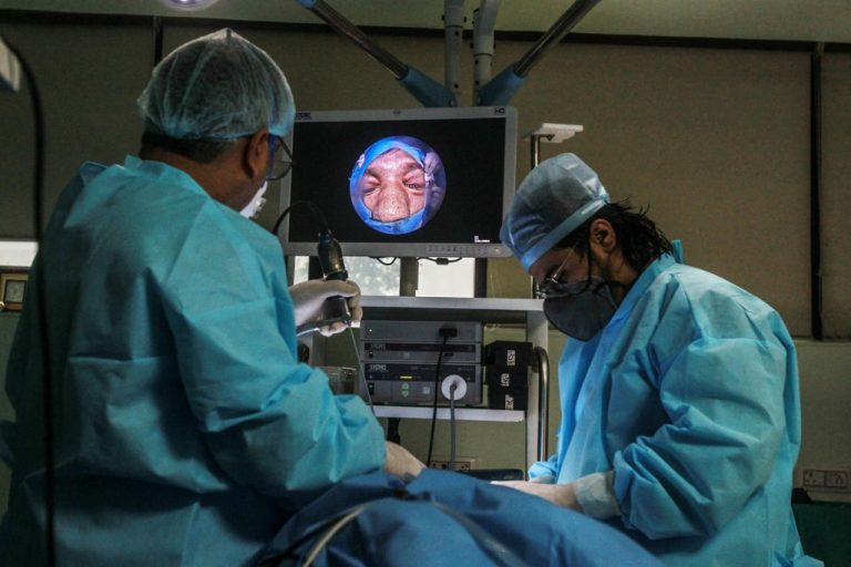 Médicos fazem cirurgia em paciente com mucormicose, fungo negro,, em Ghaziabad, na Índia: infecção que ataca milhares de indianos chegou ao Brasil (Foto: Pankaj Nangia / Anadolu Agency / AFP)