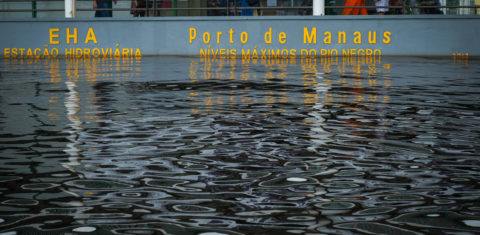 Porto de Manaus com seu marco de cheia do Rio Negro já coberto pela água: cheia recorde afeta 250 mil no Amazonas (Foto: Alberto Cesar Araújo/Amazônia Real)