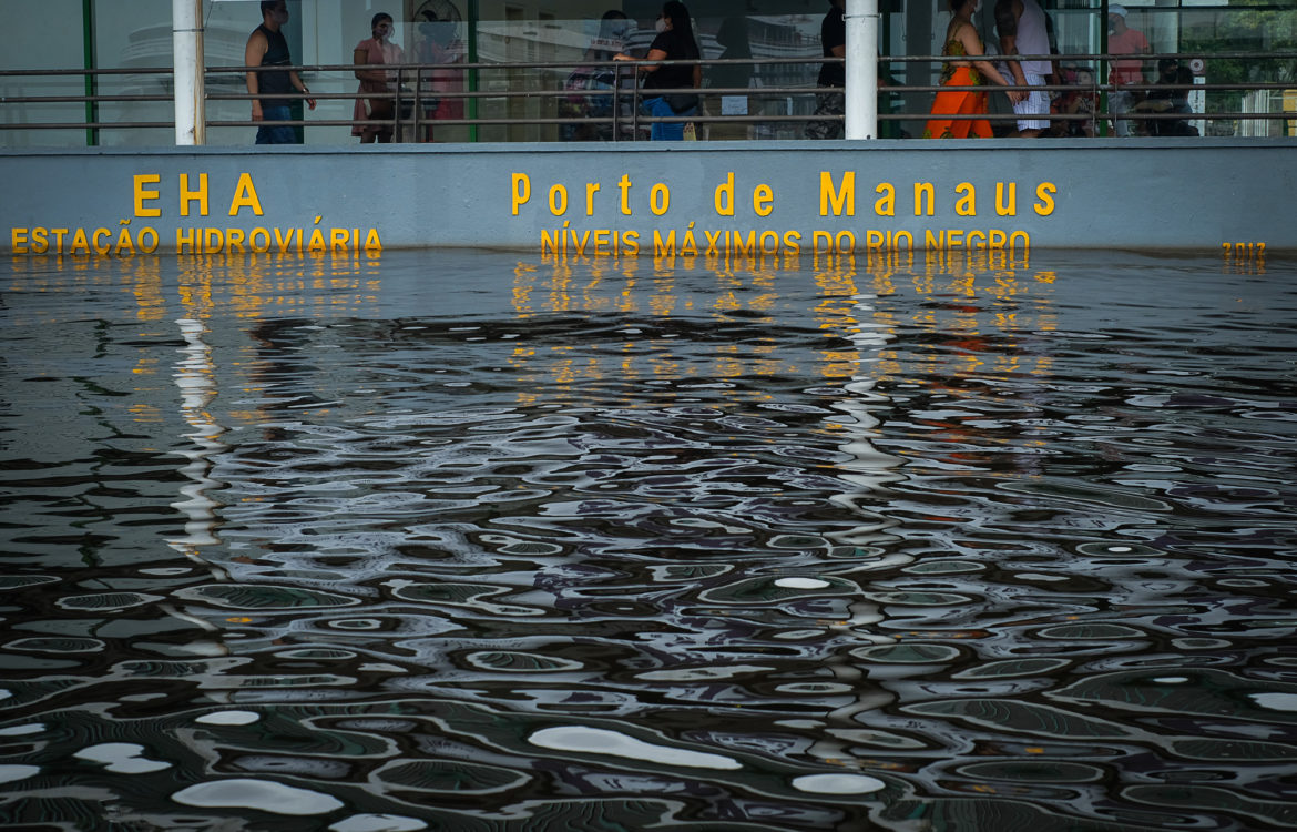 Porto de Manaus com seu marco de cheia do Rio Negro já coberto pela água: cheia recorde afeta 250 mil no Amazonas (Foto: Alberto Cesar Araújo/Amazônia Real)