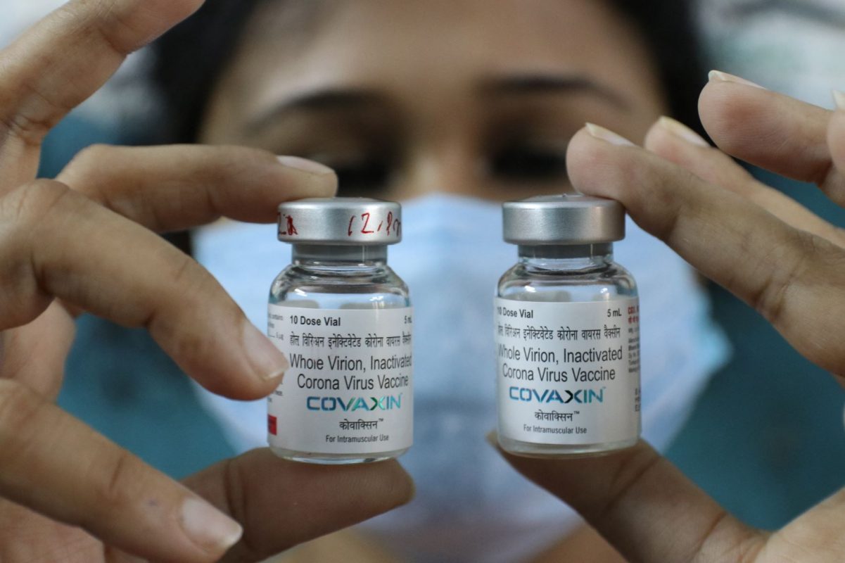 Enfermeira indiana mostra frascos da Covaxin: vacina mais cara comprada pelo governo Bolsonaro é alvo de suspeitas até na Índia (Foto: Debajyoti Chakraborty / NurPhoto / AFP - 13/05/2021)