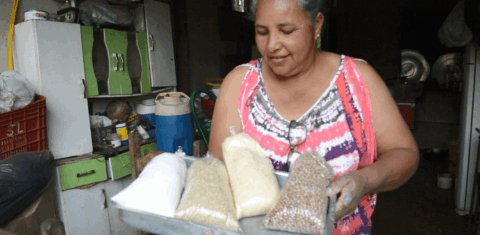 Produtora com farinhas de bocaiúva e guavira, frutos do Cerrado: geração de renda. Foto Ethieny Karen
