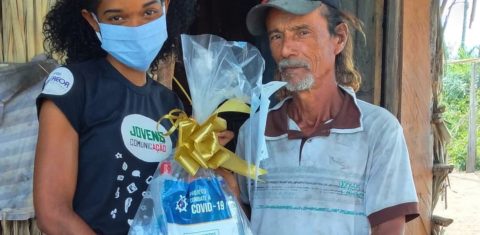 Laís Cardoso entrega kit anticovid-19 a lavrador no Maranhão: quebradeira de coco, sem terra e comunicadora popular. Foto arquivo pessoal
