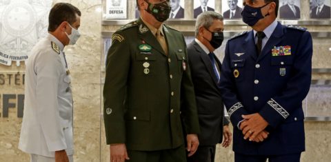 Militares: o Ministro da Defesa, Walter Braga Netto, de terno, com os comandantes da Mariinha, Almir Garnier; do Exército, Paulo Sergio Oliveira; e da Aeronáutica, Carlos Baptista, em cerimônia no Ministério da Defesa. Foto Sérgio Lima/AFP. Março/2021