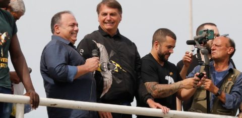 O general da ativa Eduardo Pazuello, ao lado de Bolsonaro, na manifestação: flagrante delito contra a lei dos militares. Foto Fernando Frazão/Agência Brasil