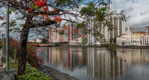Rio Capibaribe: palafitas e prédios de luxo ocupam as mesmas margens