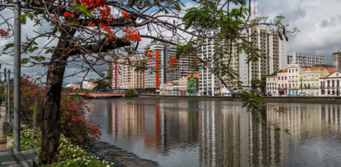Vista do Rio Capibaribe na região central do Recife