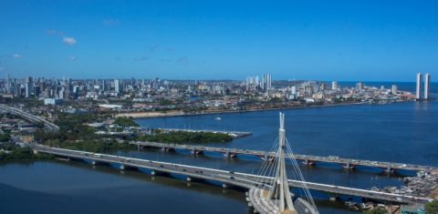 Ponte estaiada sobre a confluência do Rio Tejipió com o Capibaribe,