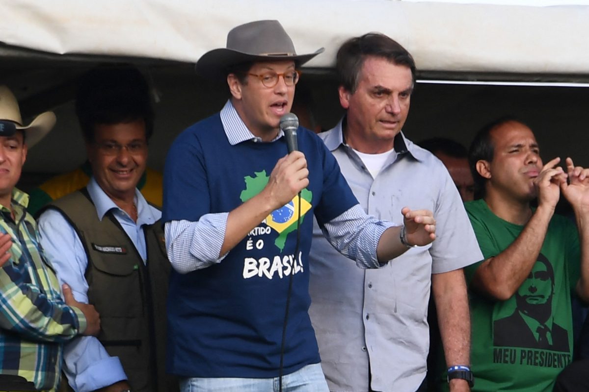 Ricardo Salles, que está deixando o ministério, discursa ao lado de Bolsonaro durante uma manifestação de agricultores contra o Supremo Tribunal Federal e pedindo o fim das restrições contra a covid. Foto Evaristo Sá/AFP. Maio/2021