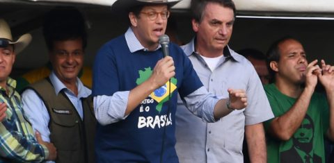Ricardo Salles, que está deixando o ministério, discursa ao lado de Bolsonaro durante uma manifestação de agricultores contra o Supremo Tribunal Federal e pedindo o fim das restrições contra a covid. Foto Evaristo Sá/AFP. Maio/2021