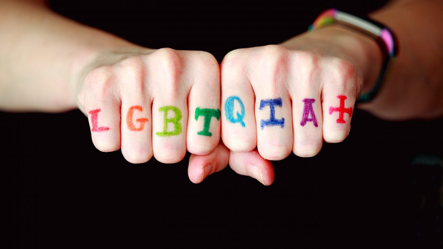 LGBT+, LGBTQIA+, LGBTI+ ou LGBTQIAP+? As dúvidas sobre qual usar surgem ainda mais no mês do Orgulho. (Foto: Sharon McCutcheon / Unsplash)