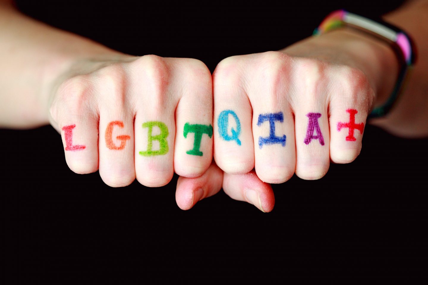 LGBT+, LGBTQIA+, LGBTI+ ou LGBTQIAP+? As dúvidas sobre qual usar surgem ainda mais no mês do Orgulho. (Foto: Sharon McCutcheon / Unsplash)